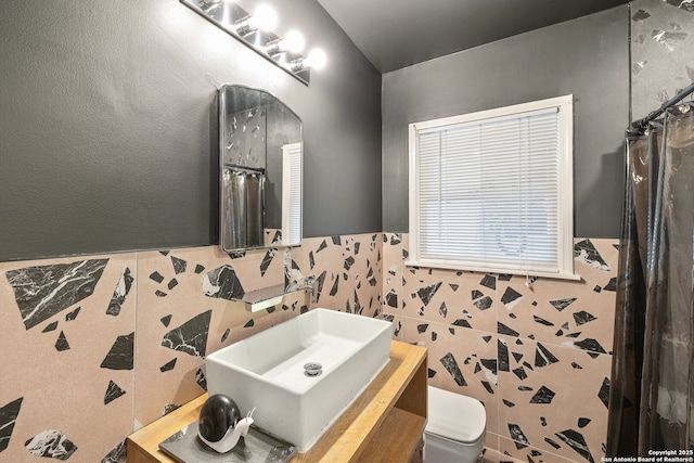 2334 W Huisache, San Antonio, TX 78201 - bathroom featuring tile walls, a shower with shower curtain, toilet, and vanity
