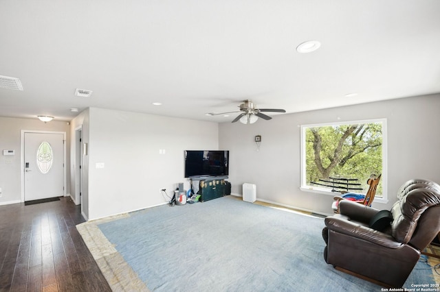 living area with dark wood-type flooring, baseboards, visible vents, ceiling fan, and recessed lighting