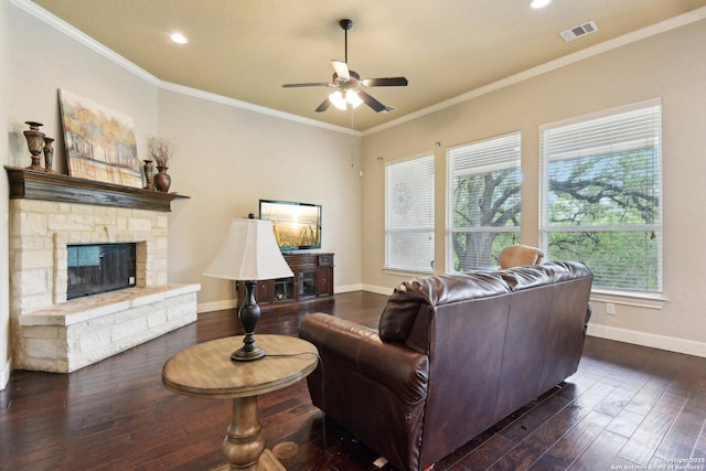 living room with dark wood finished floors, ornamental molding, ceiling fan, baseboards, and visible vents