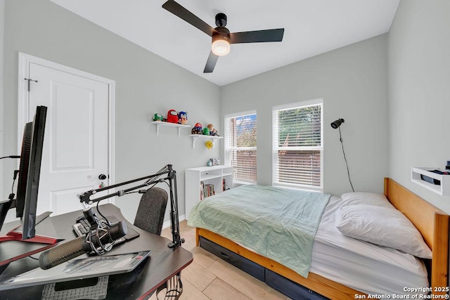 bedroom with ceiling fan