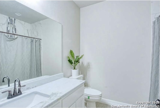 bathroom with a shower with shower curtain, baseboards, toilet, and vanity