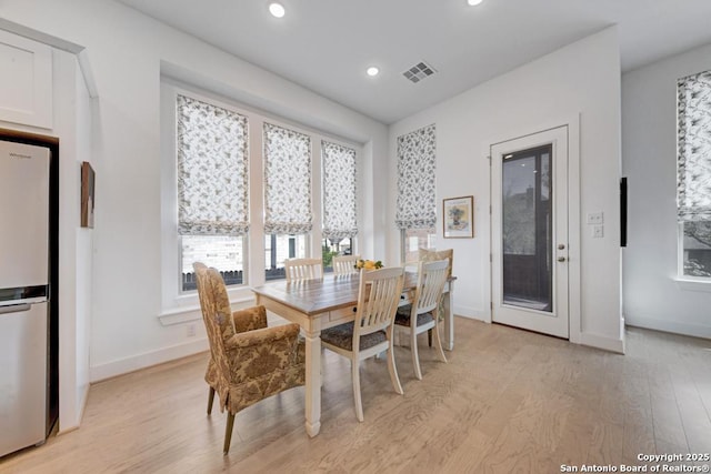 dining area featuring baseboards, visible vents, recessed lighting, and light wood-type flooring