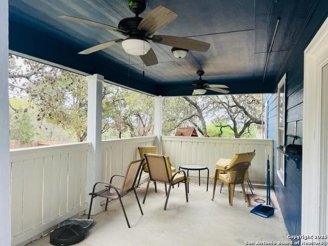 sunroom / solarium with ceiling fan