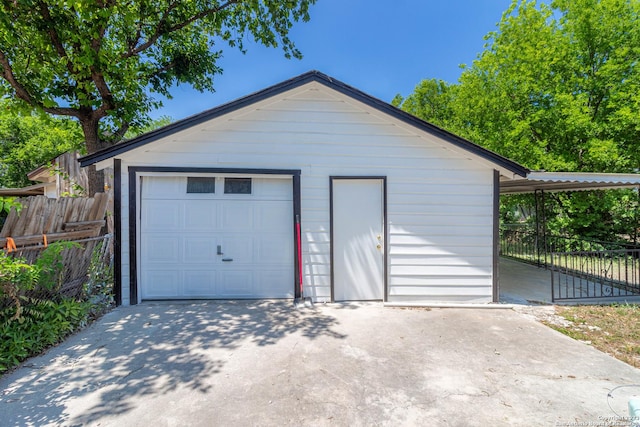 1209 Kentucky Ave, San Antonio, TX 78201 - detached garage with fence