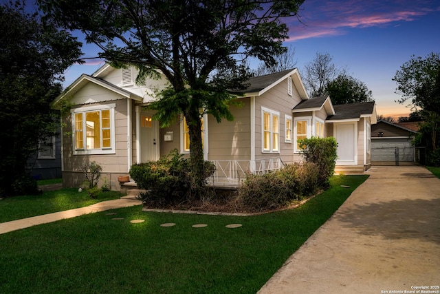 bungalow featuring a front lawn
