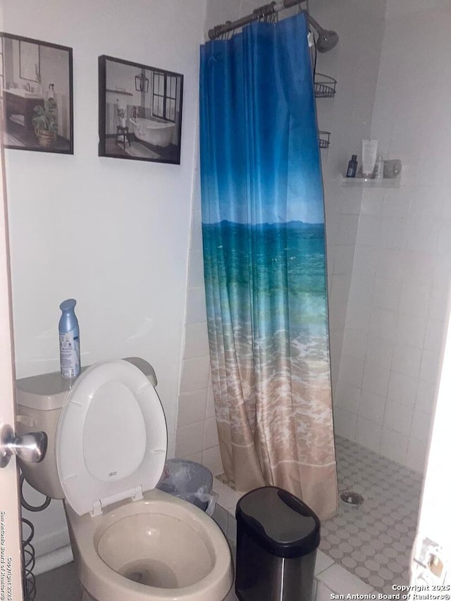 1915 Pasadena St, San Antonio, TX 78201 - bathroom with toilet and tiled shower