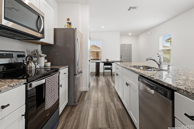 7415 Cheetah Pass, San Antonio, TX 78253 - kitchen featuring appliances with stainless steel finishes, a sink, visible vents, and plenty of natural light