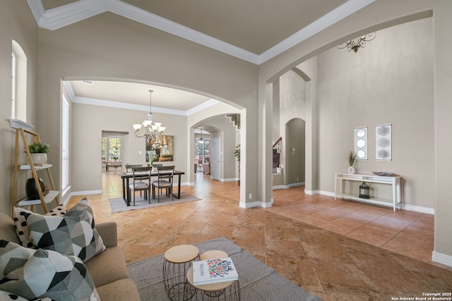unfurnished living room featuring arched walkways, baseboards, and an inviting chandelier