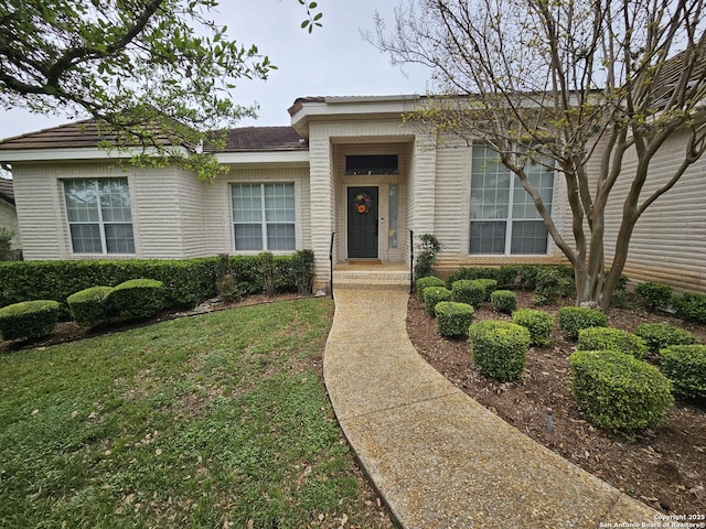 view of front of house featuring a front yard