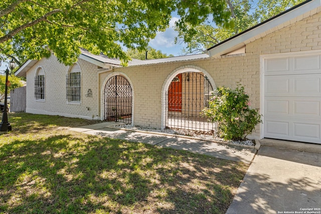 6826 Horwich, San Antonio, TX 78239 - view of front facade featuring a garage, a front yard, brick siding, and fence