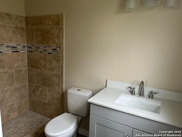 7834 Sun Frst, San Antonio, TX 78239 - full bath with a tile shower, toilet, and vanity