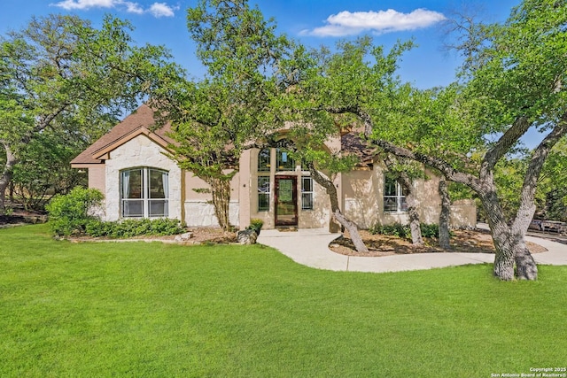 view of front of home featuring stucco siding and a front lawn