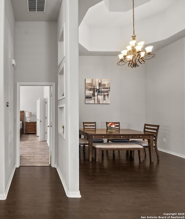 7635 Mission Smt, Boerne, TX 78015 - dining area featuring an inviting chandelier, baseboards, visible vents, and dark wood-style flooring