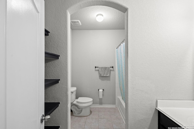7635 Mission Smt, Boerne, TX 78015 - full bath featuring visible vents, toilet, a textured wall, a textured ceiling, and tile patterned flooring