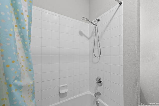 7635 Mission Smt, Boerne, TX 78015 - full bathroom featuring shower / bathtub combination with curtain