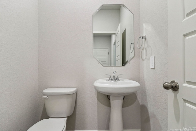 11534 Cottage Pt, San Antonio, TX 78254 - bathroom with a textured wall