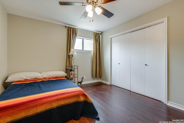 bedroom featuring wood finished floors, ceiling fan, baseboards, and a closet