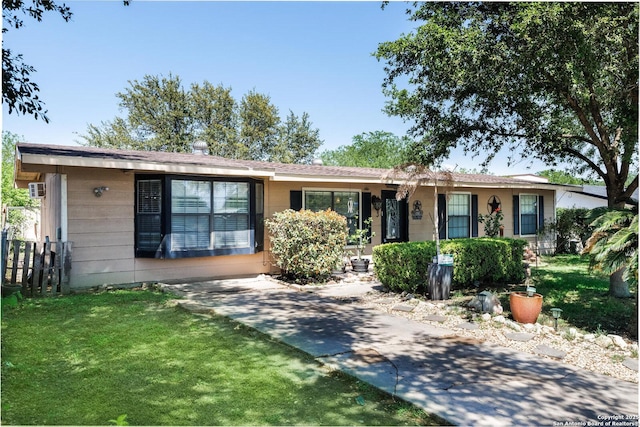 single story home with a front yard