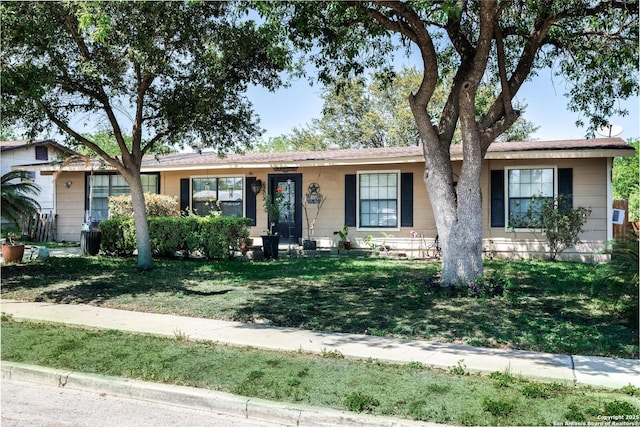 ranch-style house featuring a front yard