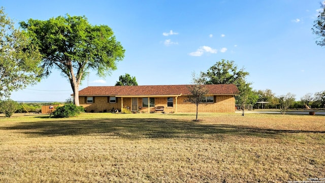 ranch-style home featuring a front lawn