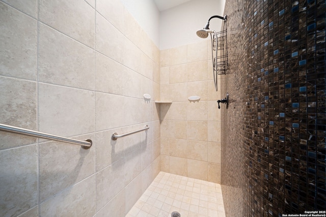bathroom featuring tiled shower