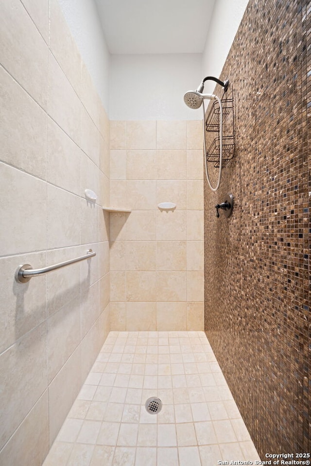 bathroom featuring a tile shower