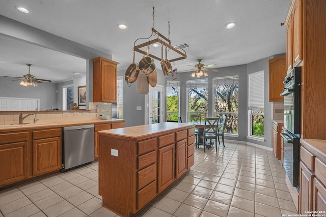 8114 Pimlico Ln, Boerne, TX 78015 - kitchen featuring a sink, ceiling fan, recessed lighting, and dishwasher