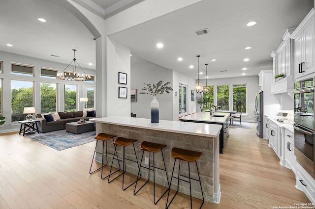 1064 Spanish Trl, New Braunfels, TX 78132 - kitchen featuring recessed lighting, a notable chandelier, visible vents, and a spacious island