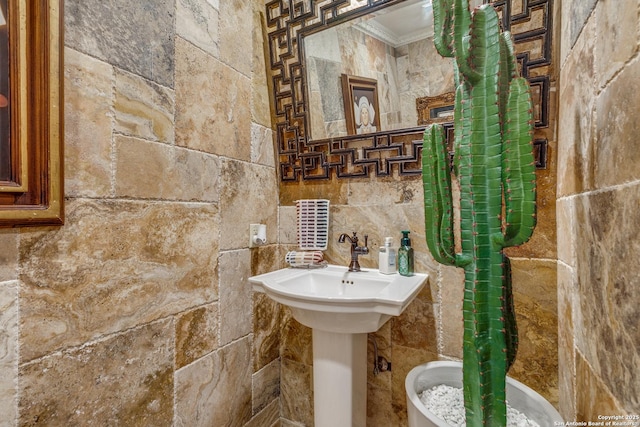 527 Thelma Dr, Olmos Park, TX 78212 - bathroom with tile walls and ornamental molding