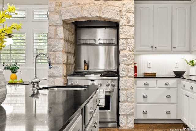23954 Cibolo Vw, San Antonio, TX 78266 - kitchen with stainless steel gas range, a sink, white cabinetry, and dark countertops