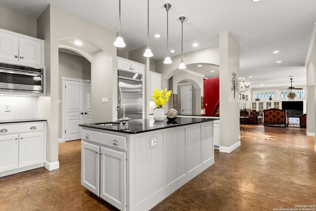 23954 Cibolo Vw, San Antonio, TX 78266 - kitchen featuring concrete floors, arched walkways, a sink, appliances with stainless steel finishes, and dark countertops