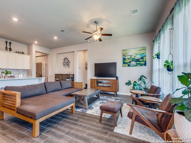 living area with recessed lighting, visible vents, baseboards, and ceiling fan