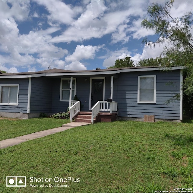 view of front of home featuring a front yard and covered porch