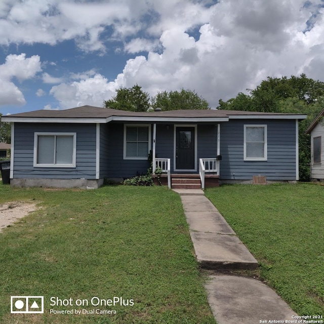 view of front of property featuring a porch and a front yard