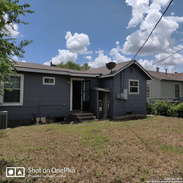 view of front of property with a front lawn