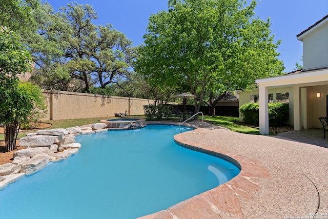 19211 Tierra Cv, San Antonio, TX 78258 - view of swimming pool with a patio area, a pool with connected hot tub, and fence