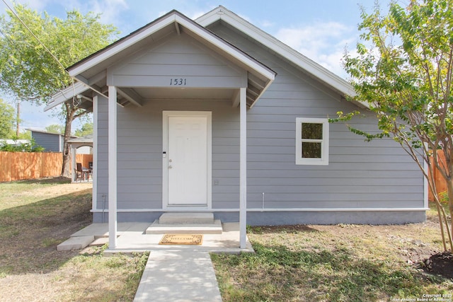 view of front facade featuring fence and a front lawn