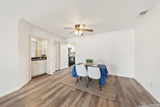 5359 Fredericksburg Rd Unit 808, San Antonio, TX 78229 - dining space featuring light wood-style floors, visible vents, a ceiling fan, and ornamental molding