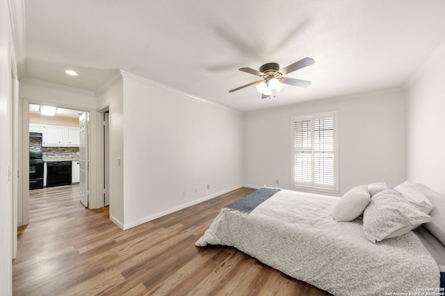 5359 Fredericksburg Rd Unit 808, San Antonio, TX 78229 - bedroom with baseboards, recessed lighting, light wood-style floors, a ceiling fan, and crown molding