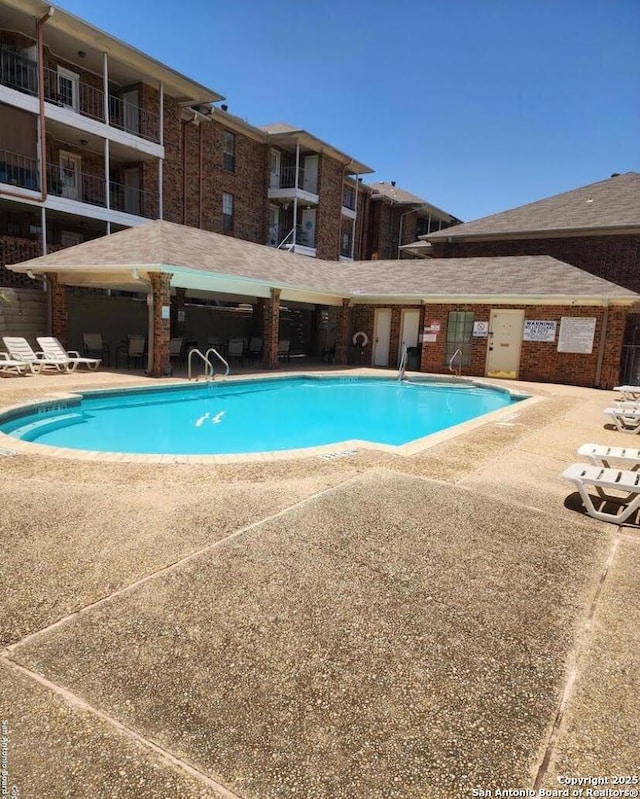 5359 Fredericksburg Rd Unit 808, San Antonio, TX 78229 - community pool featuring a patio