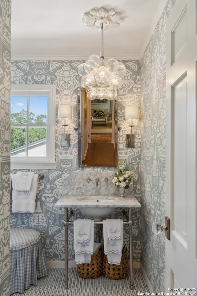 643 Terrell Rd, Terrell Hills, TX 78209 - bathroom featuring a chandelier, crown molding, and a sink