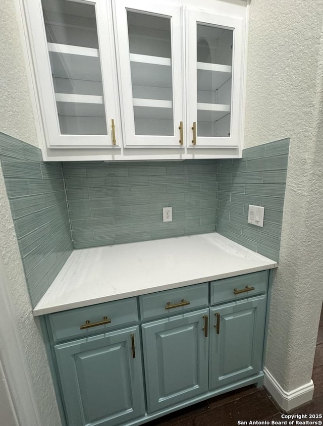 8118 Vanity, San Antonio, TX 78256 - bar featuring a textured wall and backsplash