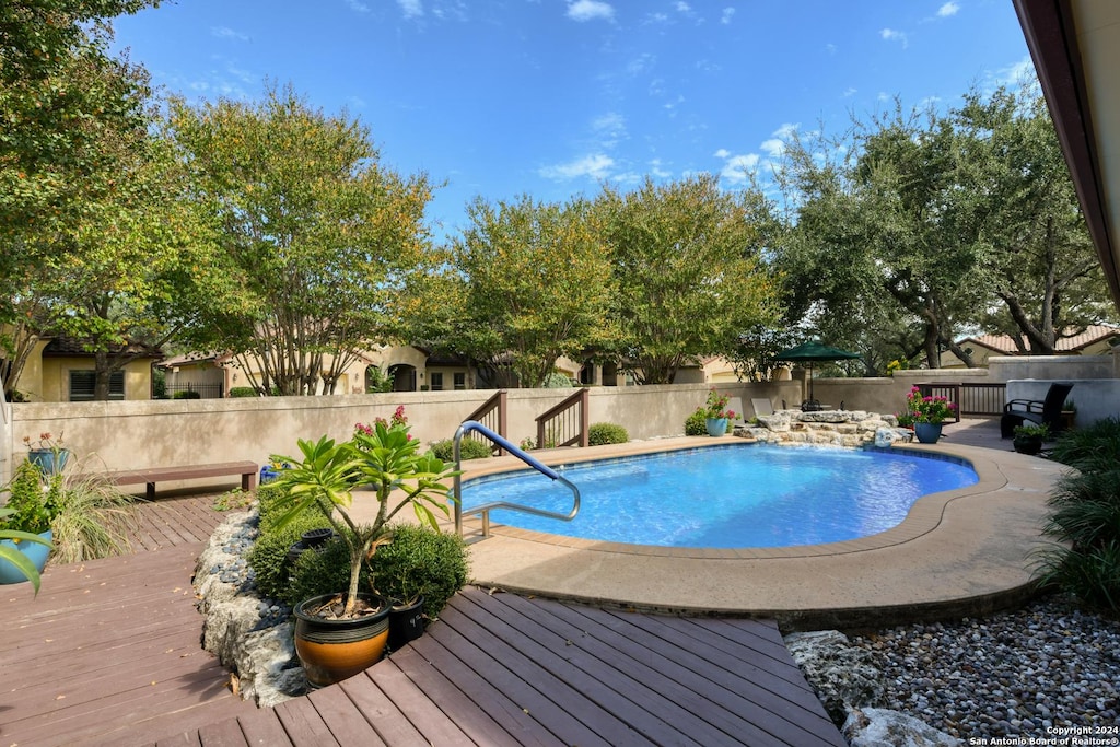 3322 Medaris Ln, San Antonio, TX 78258 - view of pool featuring a fenced backyard, a fenced in pool, and a deck