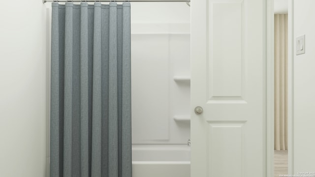 details featuring shower / tub combo