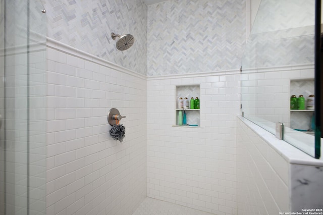 636 W Hollywood Ave, San Antonio, TX 78212 - full bath with tiled shower