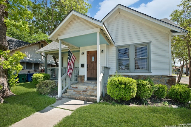 636 W Hollywood Ave, San Antonio, TX 78212 - bungalow-style house with a porch and a front lawn