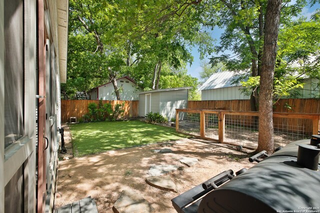 636 W Hollywood Ave, San Antonio, TX 78212 - view of yard featuring a fenced backyard and an outdoor structure