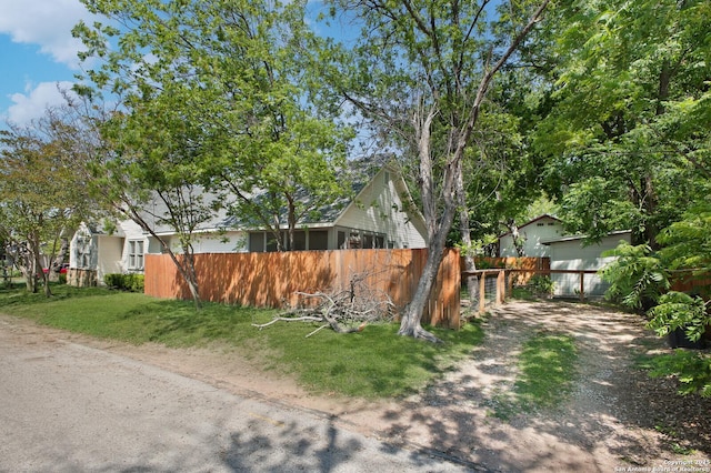 636 W Hollywood Ave, San Antonio, TX 78212 - view of yard with fence