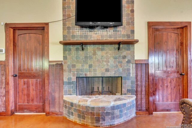 723 Tierra Linda, Concan, TX 78838 - details featuring a fireplace with raised hearth