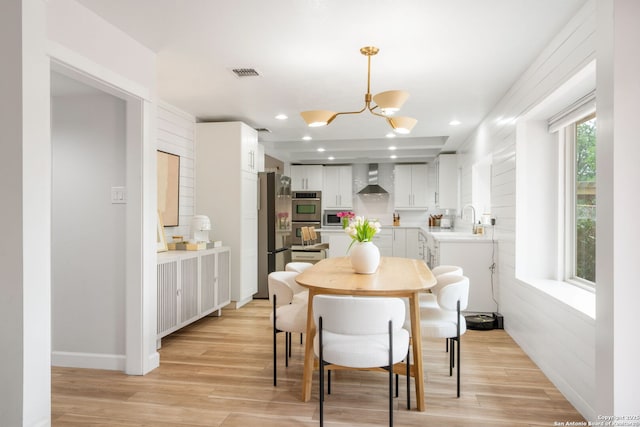 dining room with recessed lighting, visible vents, light wood-style floors, and a chandelier